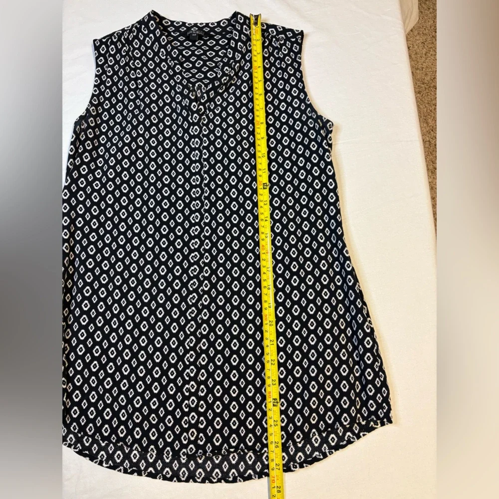Nicole Miller Black & White Diamond-Print Sleeveless Blouse - Picture 5 of 6